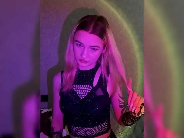 -LisiPeaches- — long kisses,  foreplay,  beautiful male hands,  big eyes and sweet plump lips,  humor, generosity and openness and that same feeling of being a defenseless and loved girl next to the same one 