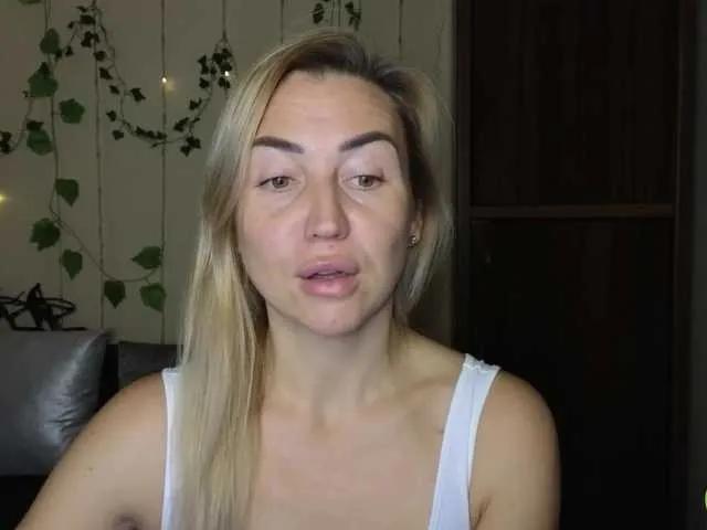 Jullyblondkiss on BongaCams 