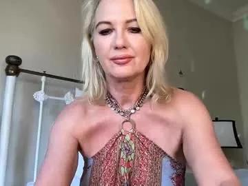 gl1tter_barbie on Chaturbate