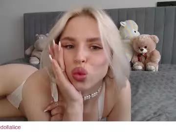 strawberrywithcream18 on Chaturbate